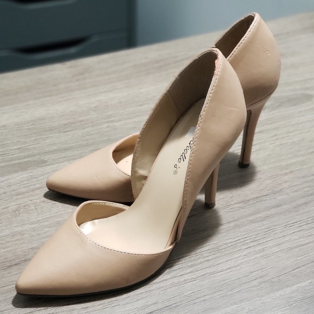Breckelle's nude court heels